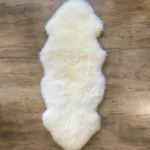 Dekorations und Sitz Fell Merino verlängert mit Kopf schlicht in naturweiss und platingrau