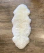 Dekorations und Sitz Fell Merino verlängert mit Kopf schlicht in naturweiss und platingrau