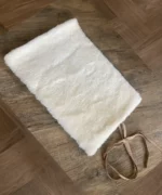 Wanderkissen aus geschorenem Fell mit Filz und Lederband – Bild 2