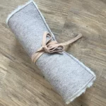 Wanderkissen aus geschorenem Fell mit Filz und Lederband