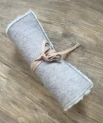 Wanderkissen aus geschorenem Fell mit Filz und Lederband