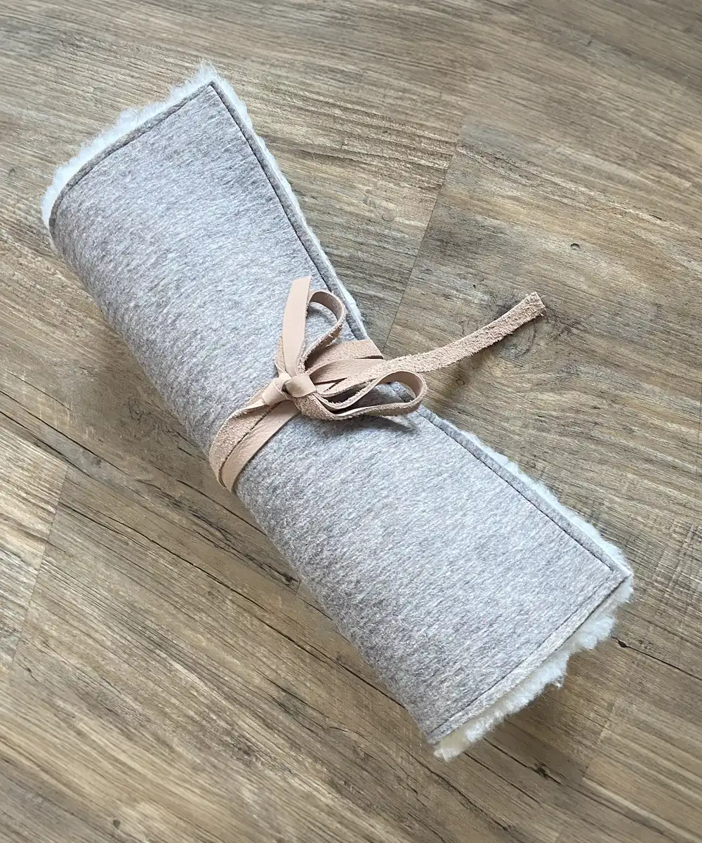 1400502001 Wanderkissen aus geschorenem Fell mit Filz und Lederband Wanderkissen aus geschorenem Fell mit Filz und Lederband – Bild 1