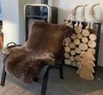 Dekorations und Sitz Fell heimelig naturbraun (organisch) – Bild 2