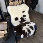 Dekorations und Sitz Fell einzigartig gescheckt (organisch) – Bild 2