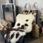 Dekorations und Sitz Fell einzigartig gescheckt (organisch) – Bild 3