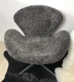Der Swan Chair im Curly Look