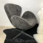 Der Swan Chair im Curly Look – Bild 2