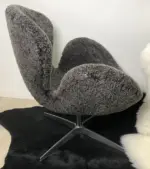 Der Swan Chair im Curly Look – Bild 4